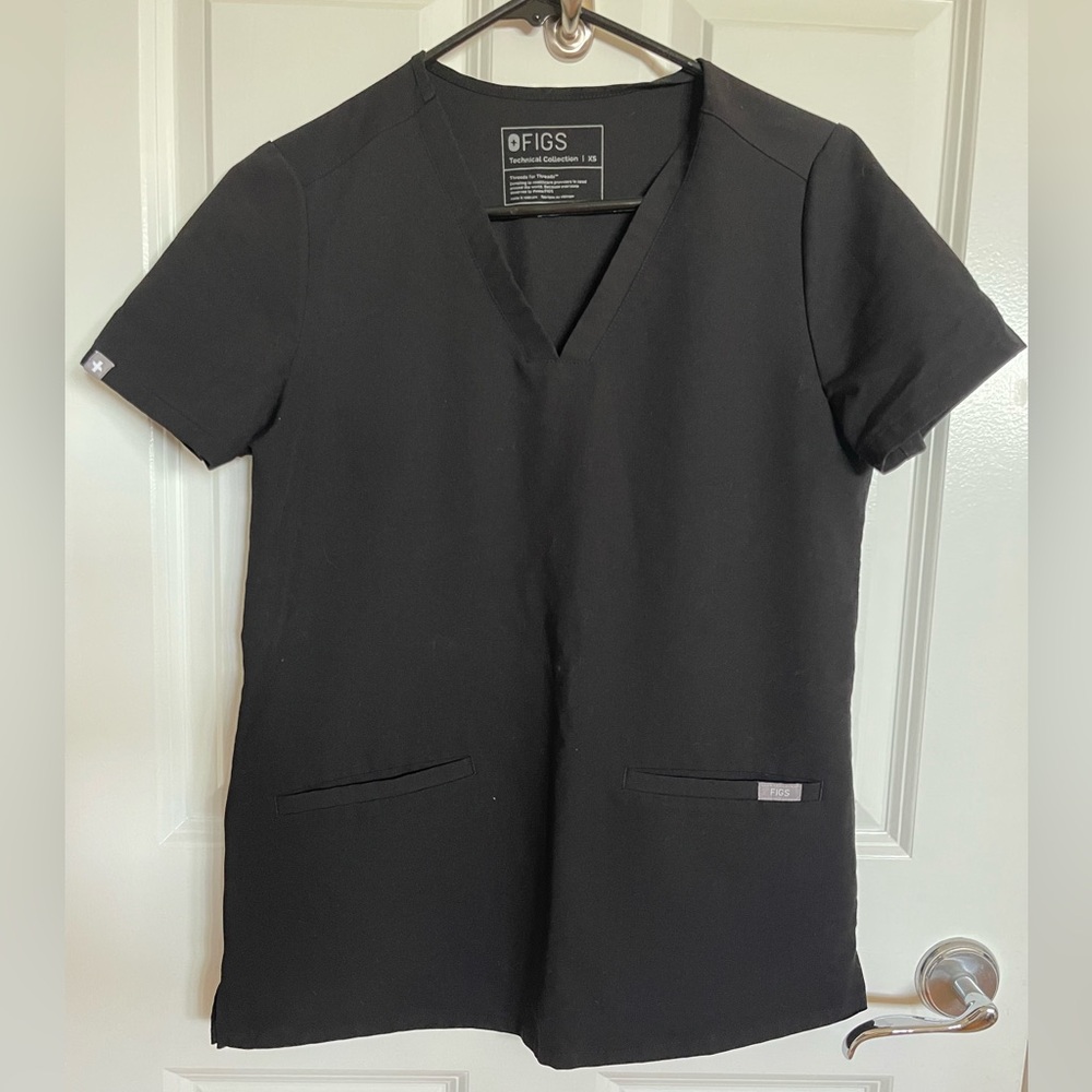 FIGS Casma Three-Pocket Scrub Top-black